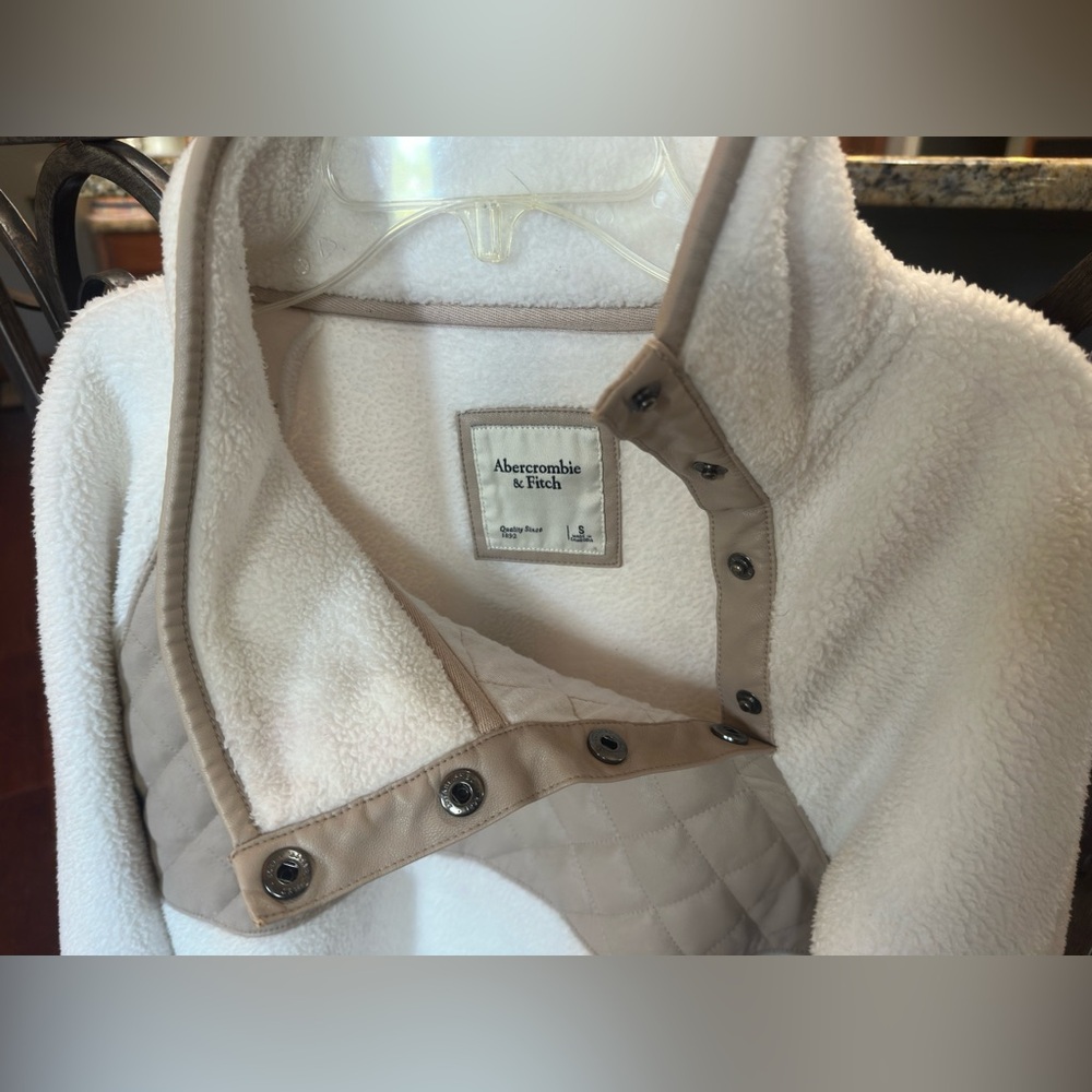 SOLD ON XPOSTAbercrombie & Fitch Cream & Tan Quilted Pullover. Small. EUC. - Picture 9 of 16